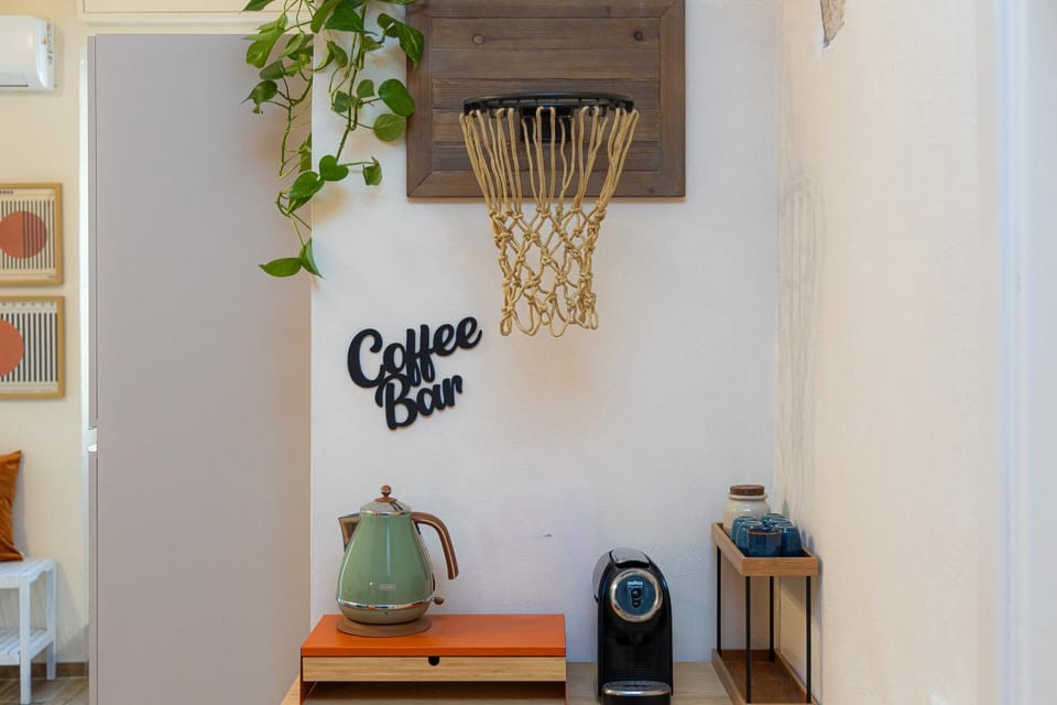 Coffee/tea facilities, Kitchen or kitchenette, Text overlay