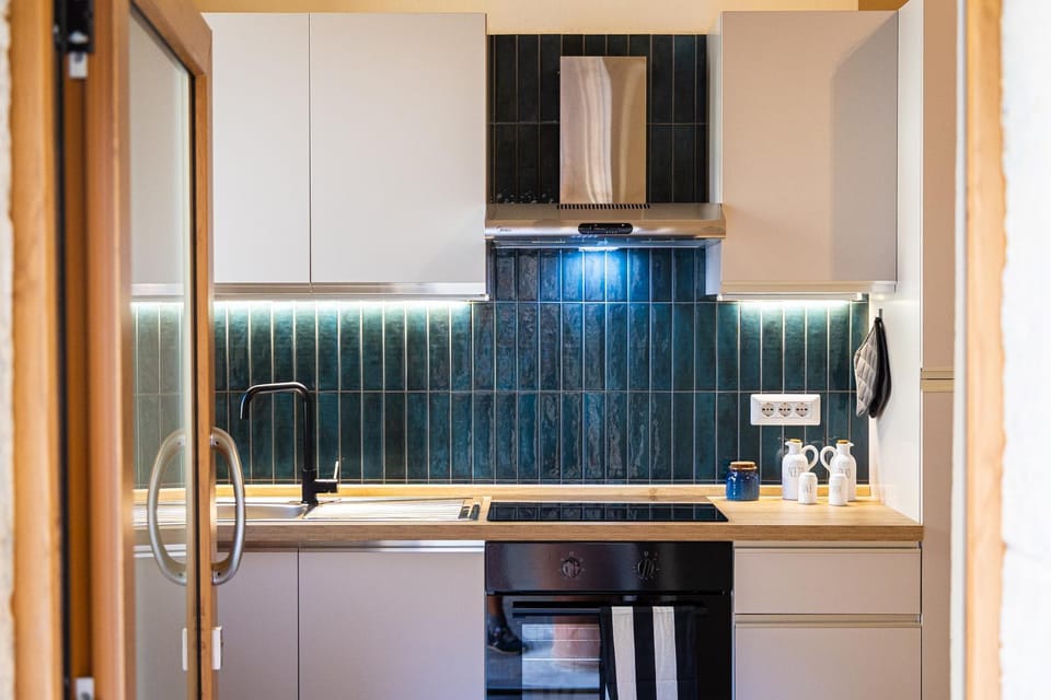 Kitchen or kitchenette, oven, pet friendly, stove