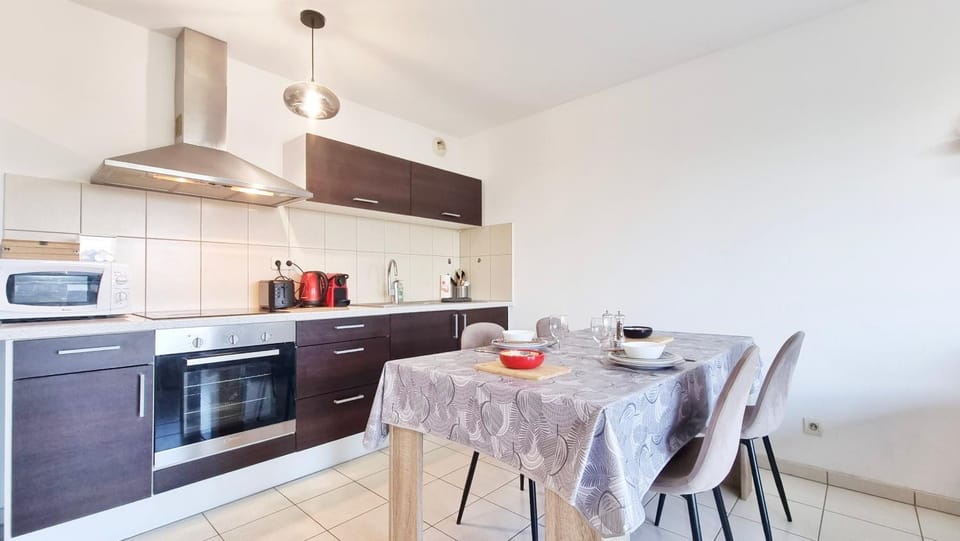 Coffee/tea facilities, Kitchen or kitchenette, Dining area, toaster