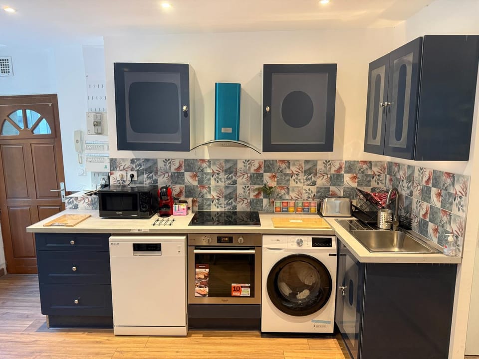 Coffee/tea facilities, dishwasher, microwave, oven, stove, toaster, washing machine, dryer, kitchen