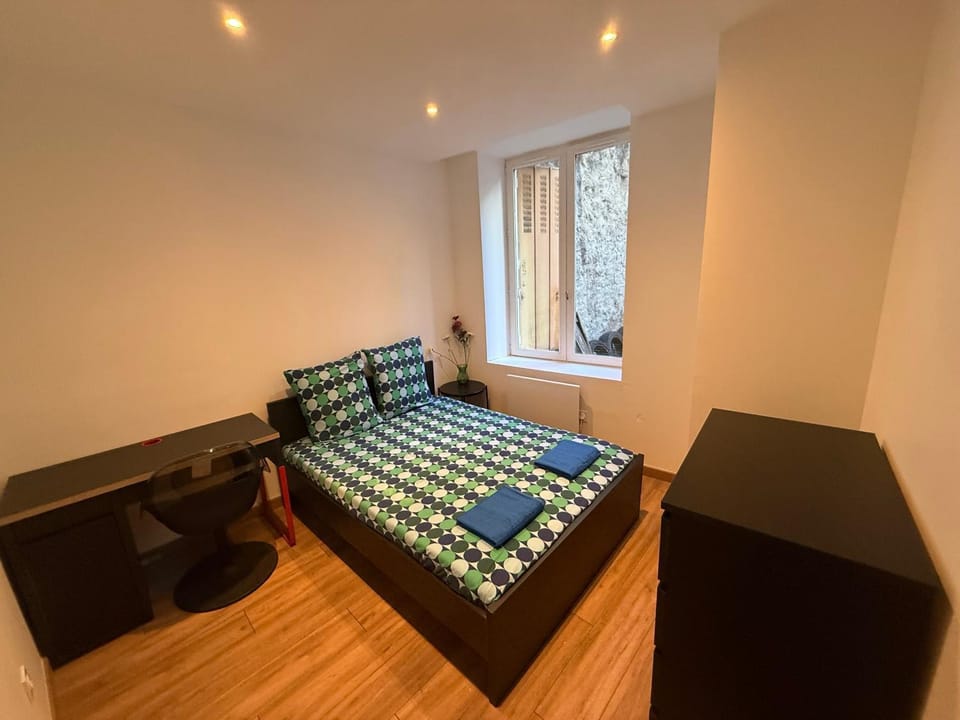 Bed, Photo of the whole room, Decorative detail, Bedroom, heating, internet, towels
