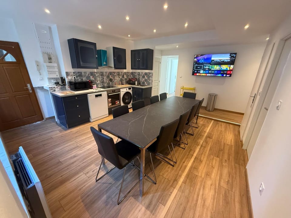 TV and multimedia, Coffee/tea facilities, Living room, Seating area, Dining area, dishwasher, microwave, oven, stove, washing machine, dryer, kitchen