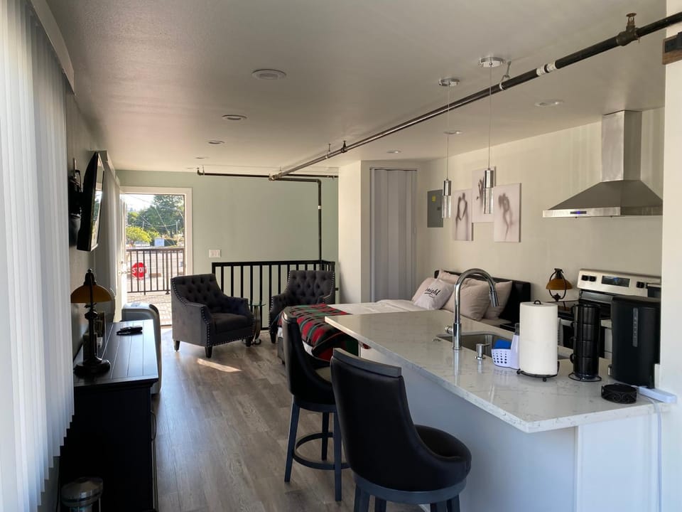 Soundview Ferry Cottage Apartment in Mukilteo