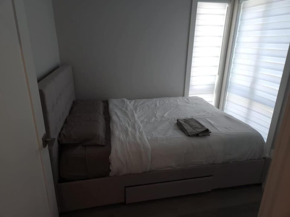 Bed, Bedroom, towels