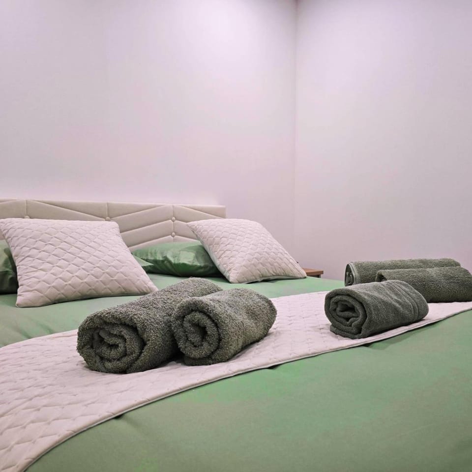 Bed, Bedroom, towels