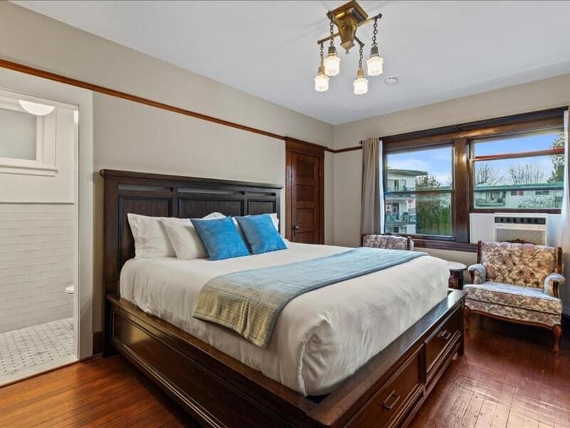 Stonehurst Estate Sleep 16 House in Chilliwack