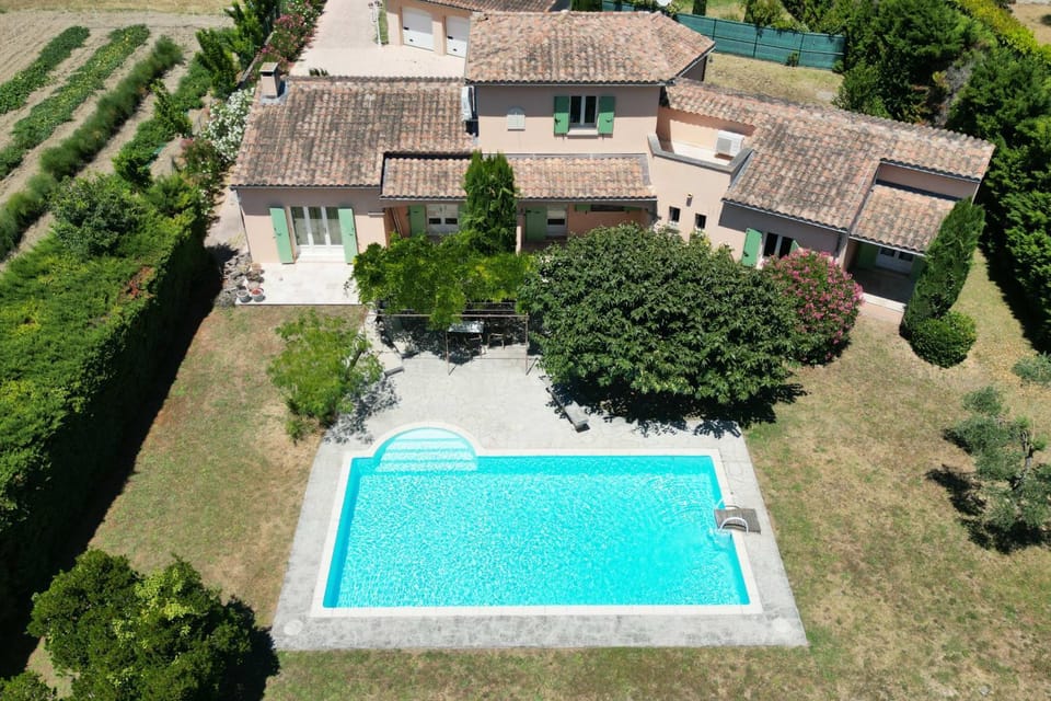 Spacious House with Swimming Pool Pernes-les-Fontaines House in Pernes-les-Fontaines