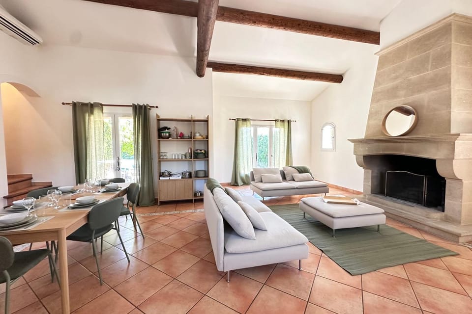 Spacious House with Swimming Pool Pernes-les-Fontaines House in Pernes-les-Fontaines