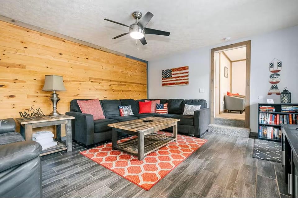 TV and multimedia, Living room, Seating area, Lake view