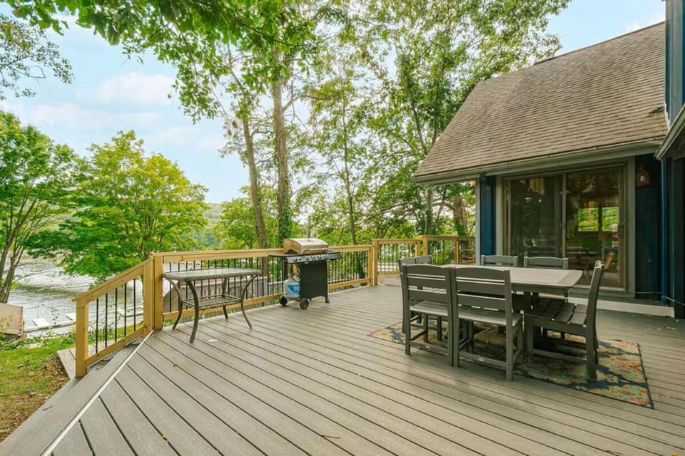 Patio, Lake view, Location