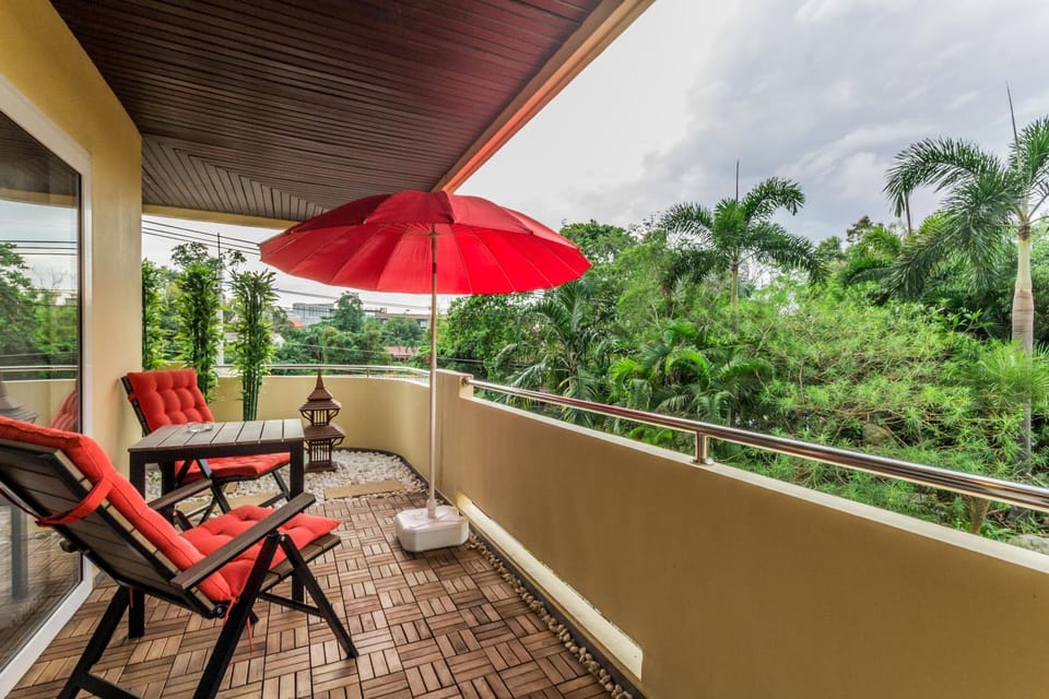 Property building, Balcony/Terrace, Seating area, Garden view