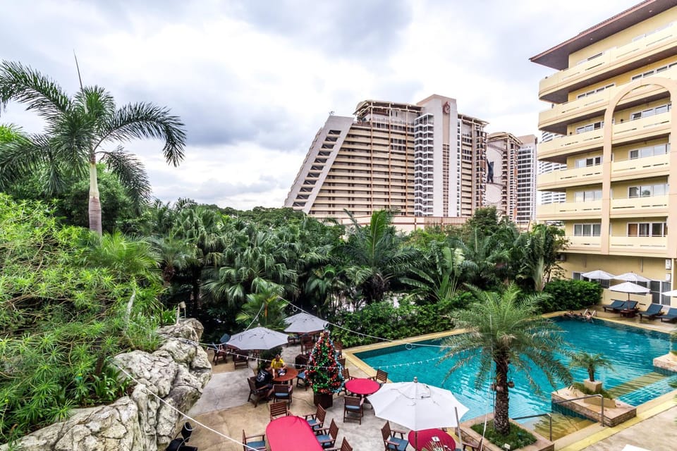 Property building, Restaurant/places to eat, City view, Pool view