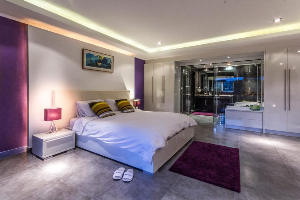 Property building, Bed, Bedroom