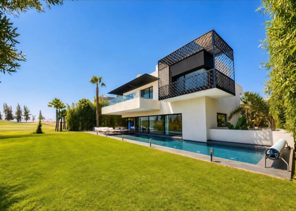 Property building, Patio, Spring, Day, Natural landscape, Garden, Garden view, Pool view, Swimming pool, sunbed