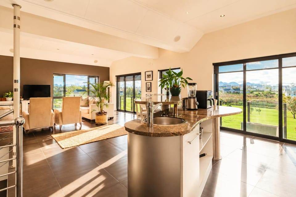 Communal lounge/ TV room, TV and multimedia, Kitchen or kitchenette, Living room, Lounge or bar, kitchen