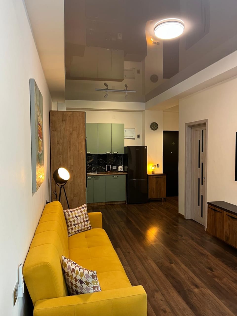 Kitchen or kitchenette, Living room, Seating area, oven, stove