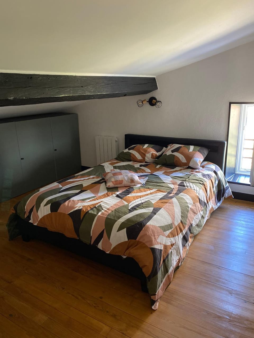Photo of the whole room, Bedroom