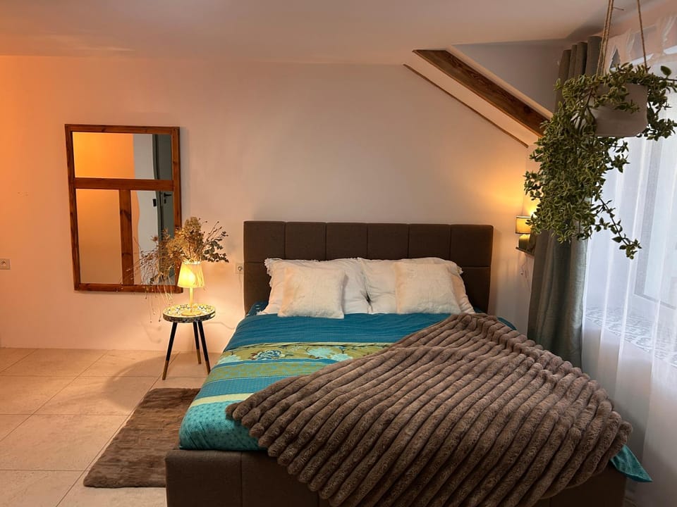 Bed, Photo of the whole room, Bedroom