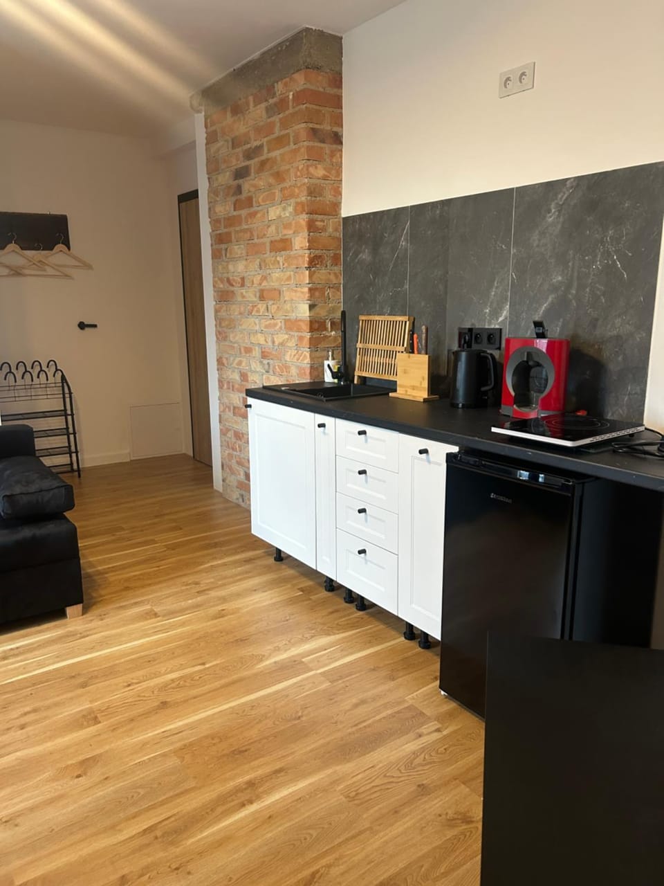 Coffee/tea facilities, Kitchen or kitchenette, stove