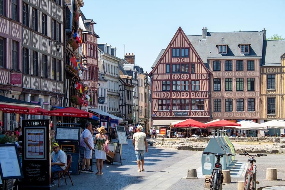 Nearby landmark, Day, Neighbourhood, Food and drinks, Food, City view, Street view