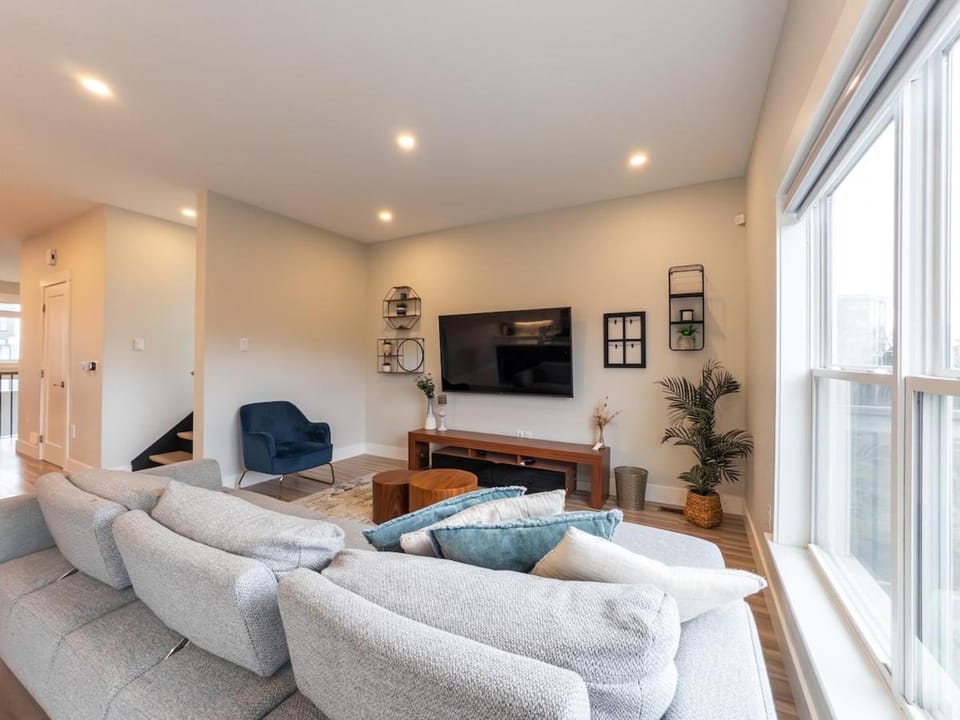 Bright & cozy 3 bedroom house perfect for families Villa in Halifax