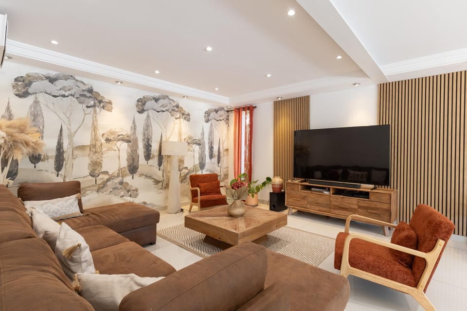 Property building, Communal lounge/ TV room, TV and multimedia, Living room, Seating area