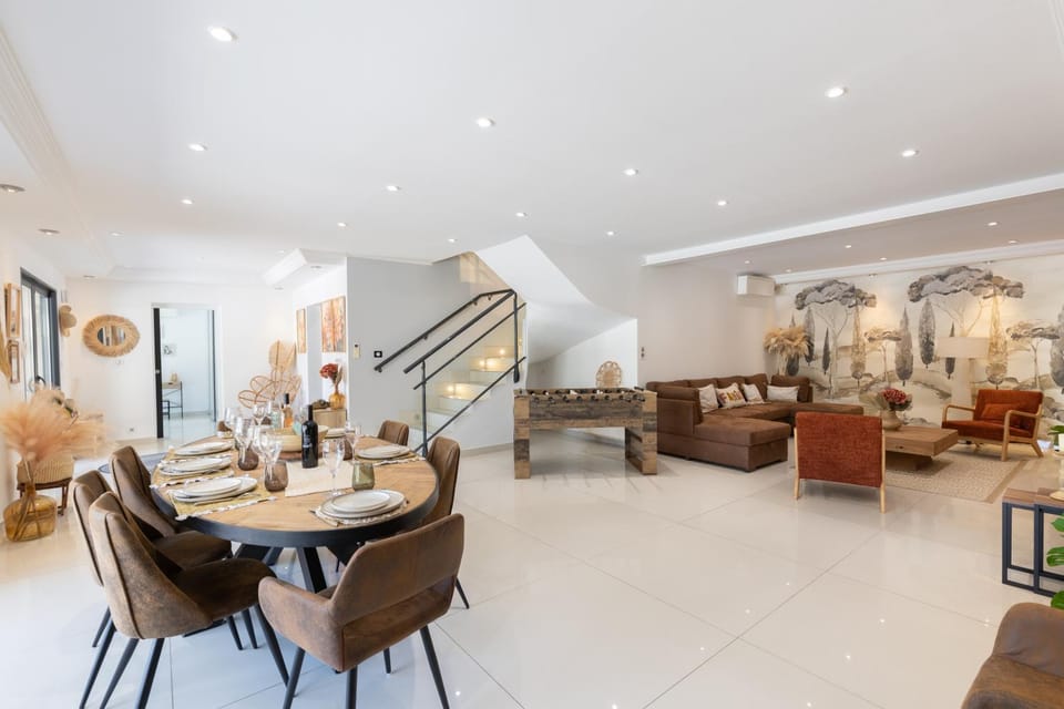 Property building, TV and multimedia, Living room, Dining area