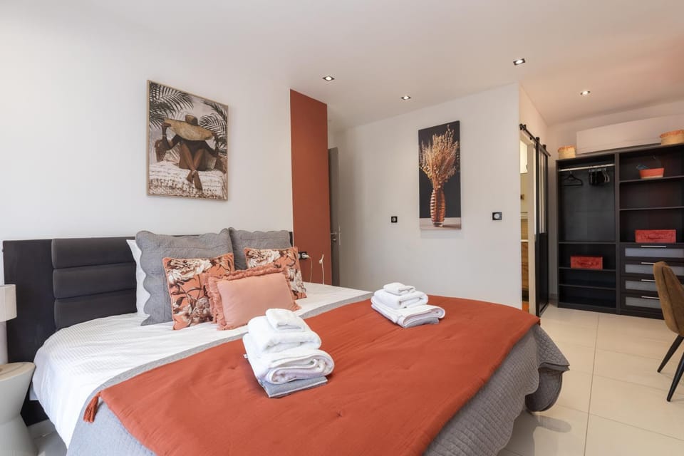 Bed, Bathroom, Living room, Photo of the whole room, Bedroom, wardrobe