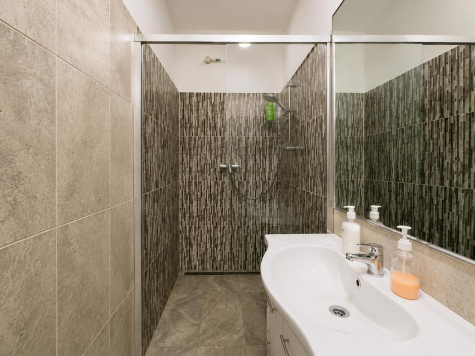 Shower, Bathroom, towels