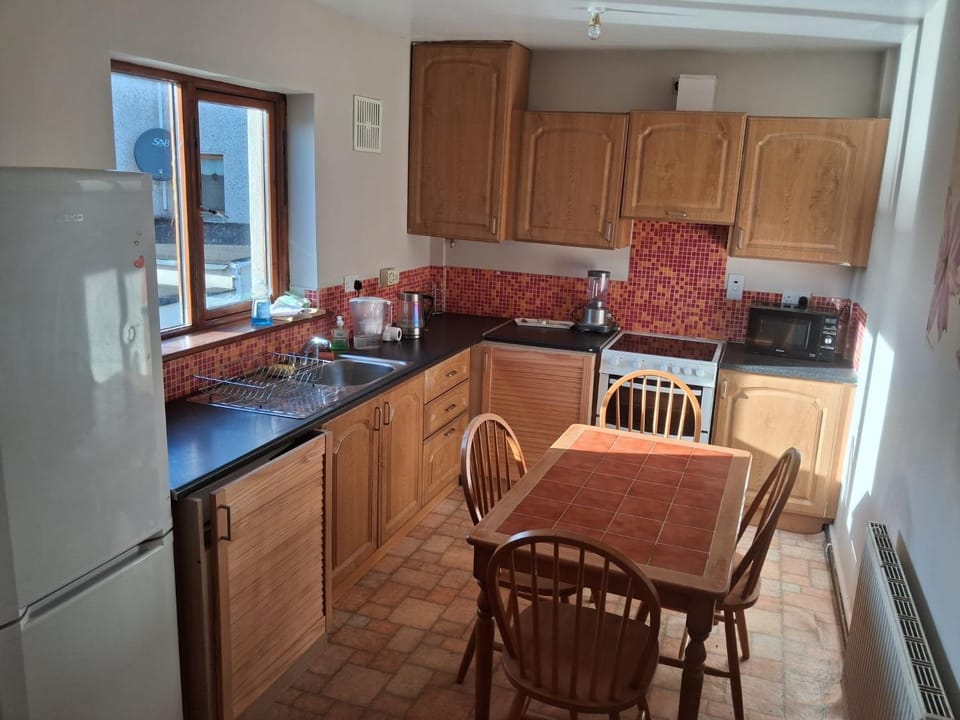 Kitchen or kitchenette, dishwasher, oven
