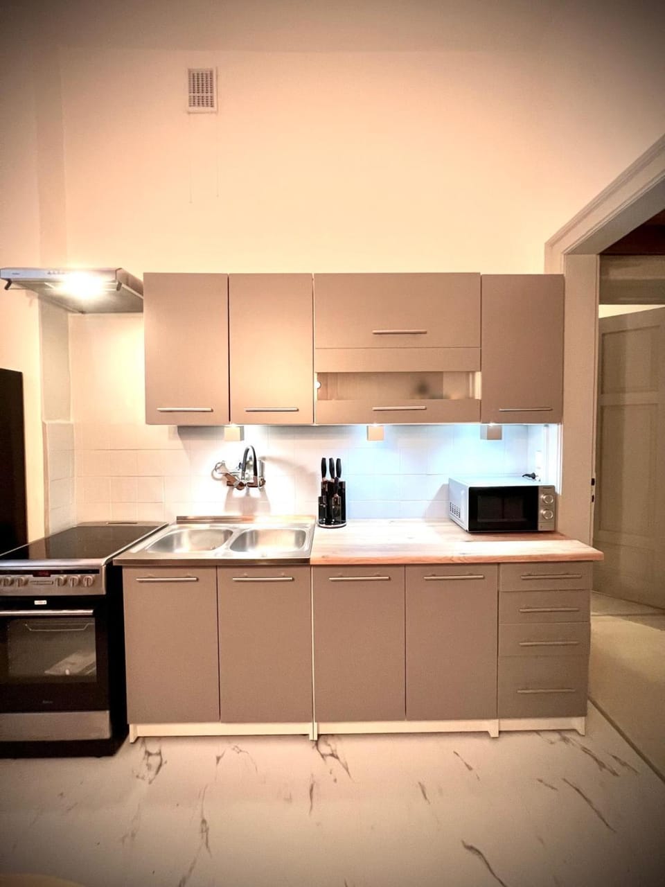 Kitchen or kitchenette, pet friendly, stove