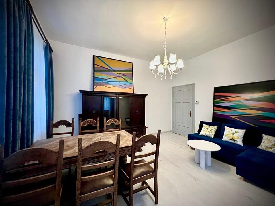 Communal lounge/ TV room, TV and multimedia, Living room, Seating area, Dining area, Evening entertainment