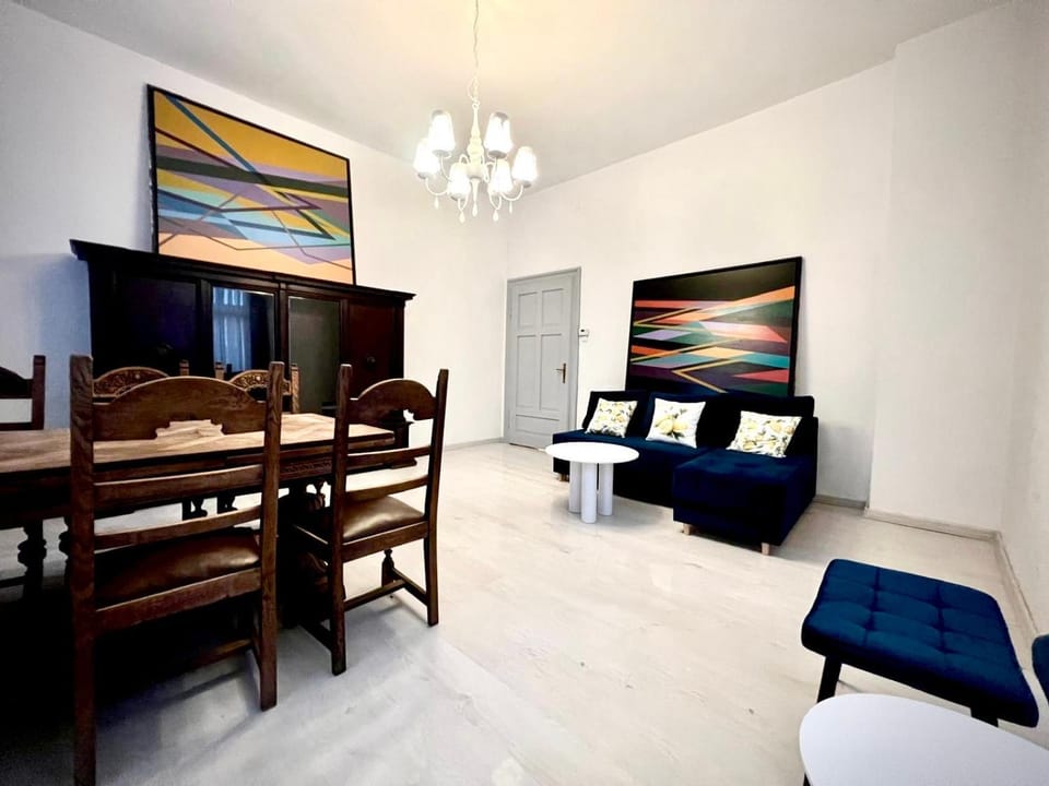 Bed, TV and multimedia, Living room, Photo of the whole room, Seating area, Dining area, Bedroom
