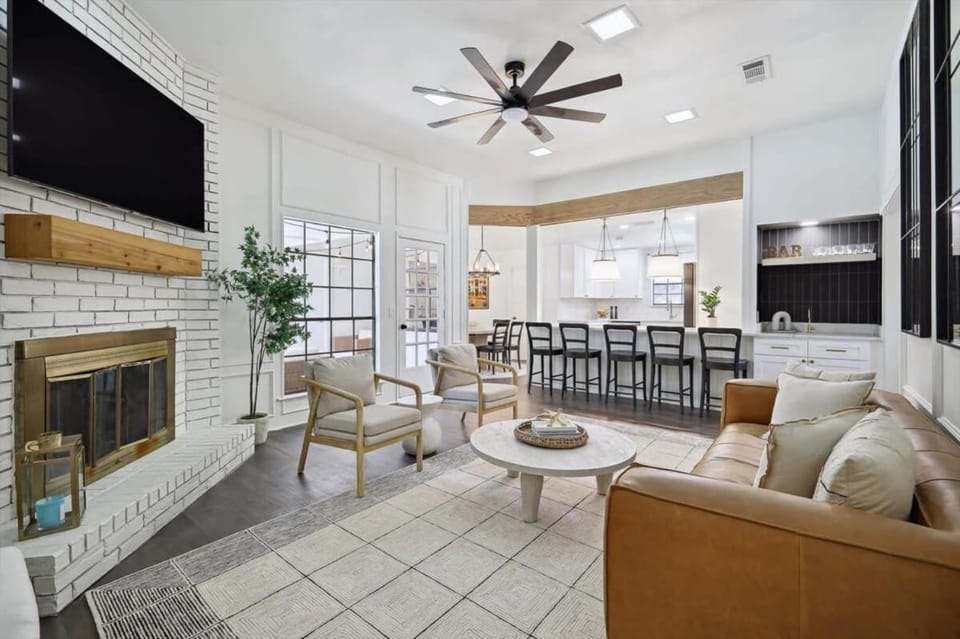 Allen Abode 4 Bedrm Pool Fire Pit Charm House in Allen