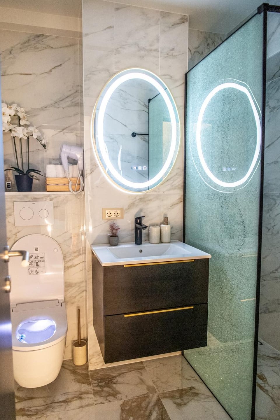 Shower, Toilet, Bathroom, towels