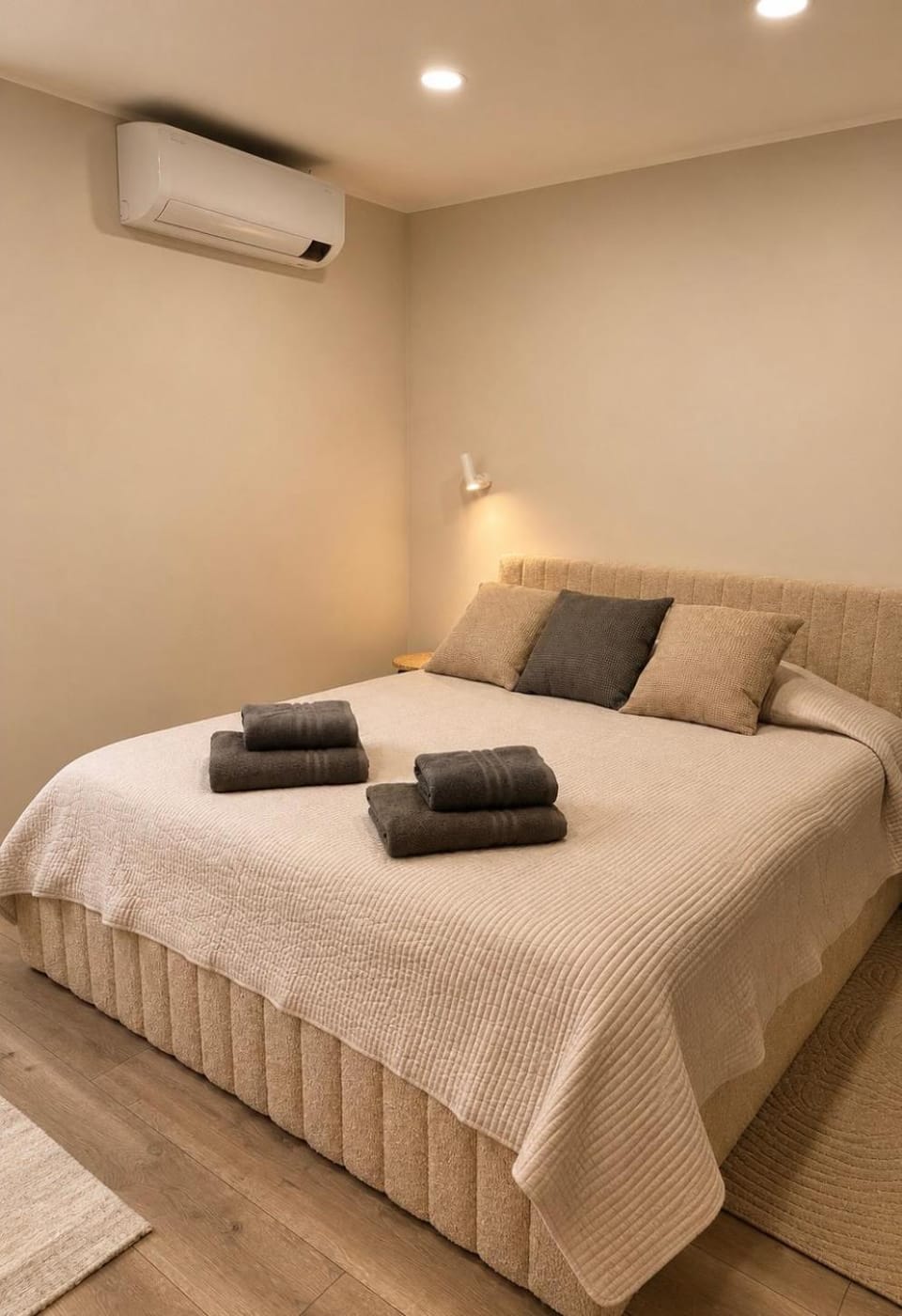 Bed, Bedroom, towels, air conditioner