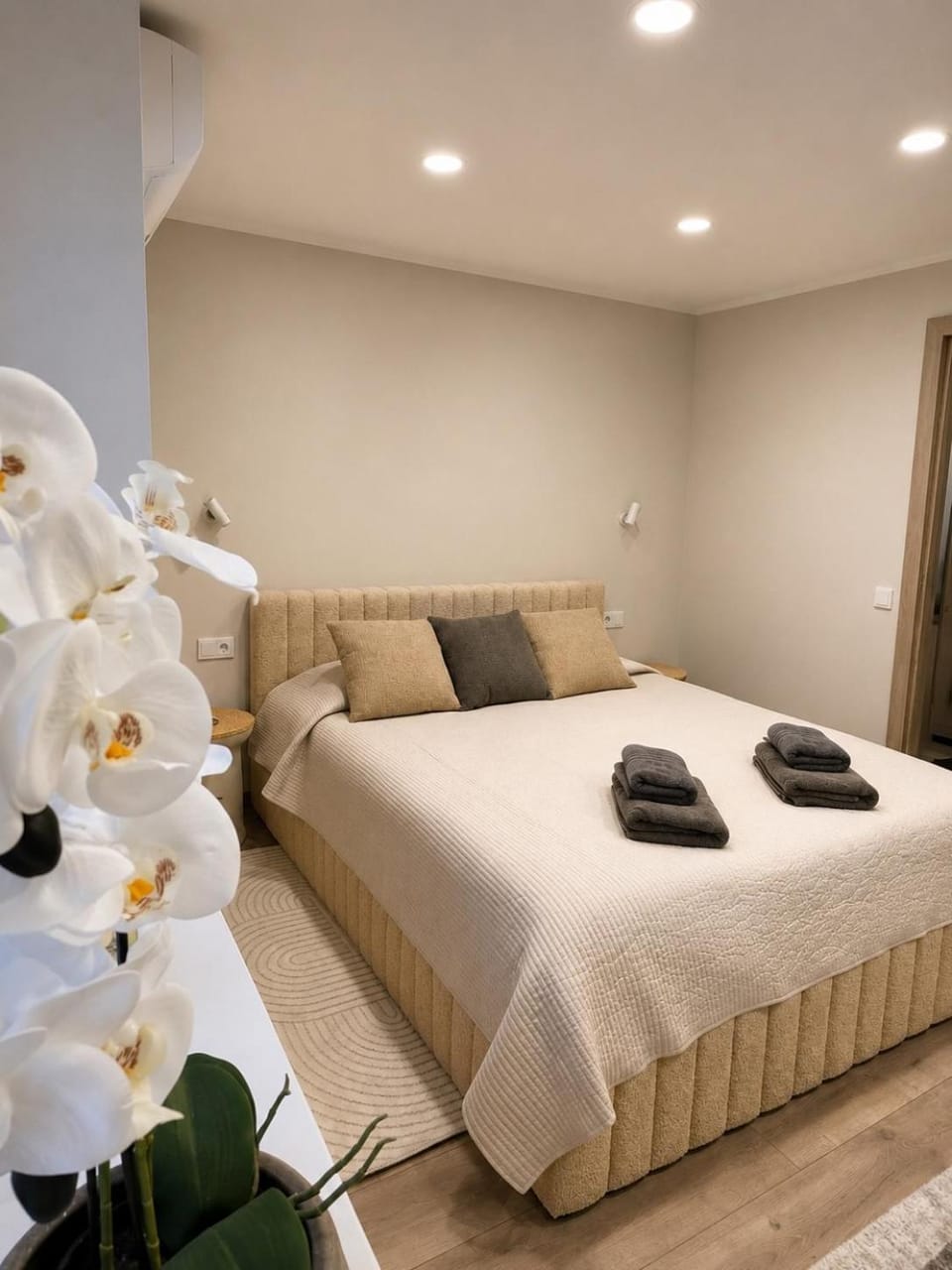 Bed, Bedroom, towels