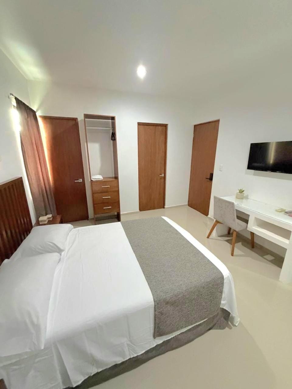 Bed, People, TV and multimedia, Photo of the whole room, Bedroom, children, internet, towels, wardrobe, air conditioner