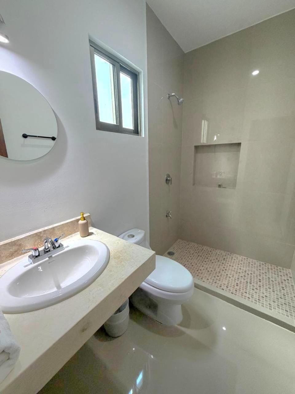 Shower, Toilet, Bathroom, towels