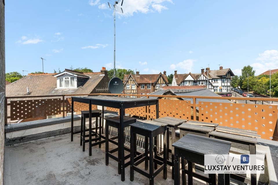 Spacious 3 Bedroom Duplex Penthouse - Huge Private Roof Terrace - Minutes from Harry Potter Studios & Bushey Station - Ideal for Families & Business - Sleeps 8 Apartment in Watford