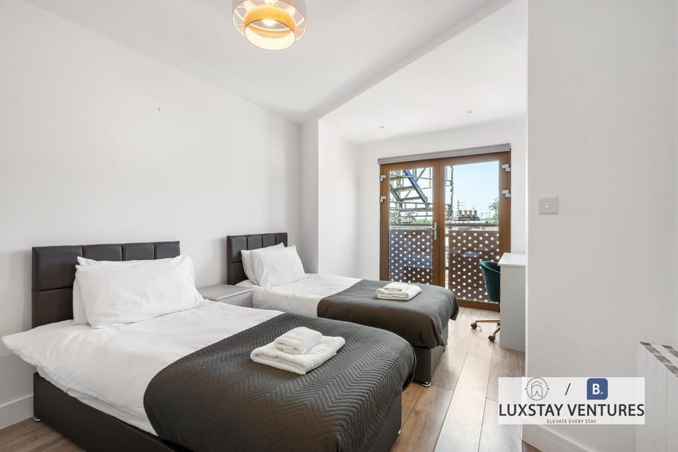 Spacious 3 Bedroom Duplex Penthouse - Huge Private Roof Terrace - Minutes from Harry Potter Studios & Bushey Station - Ideal for Families & Business - Sleeps 8 Apartment in Watford