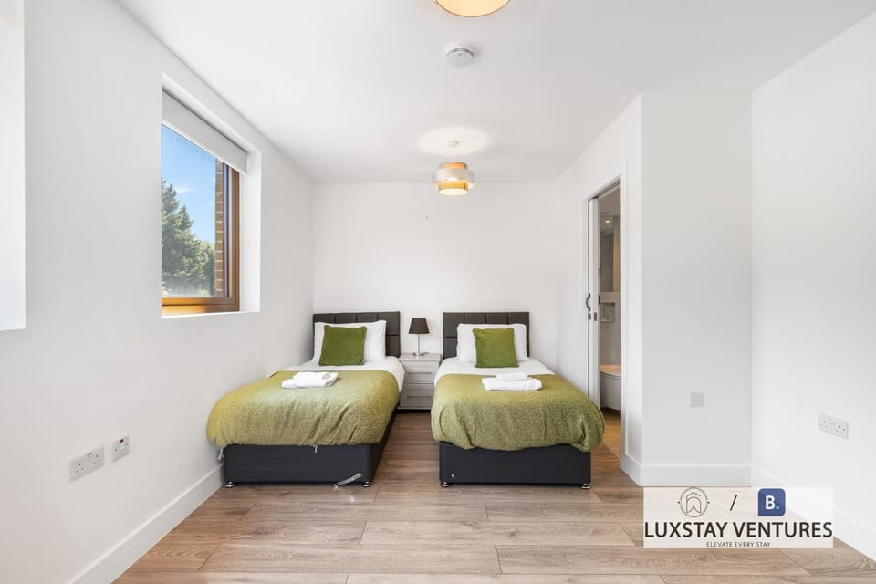 Spacious 3 Bedroom Duplex Penthouse - Huge Private Roof Terrace - Minutes from Harry Potter Studios & Bushey Station - Ideal for Families & Business - Sleeps 8 Apartment in Watford