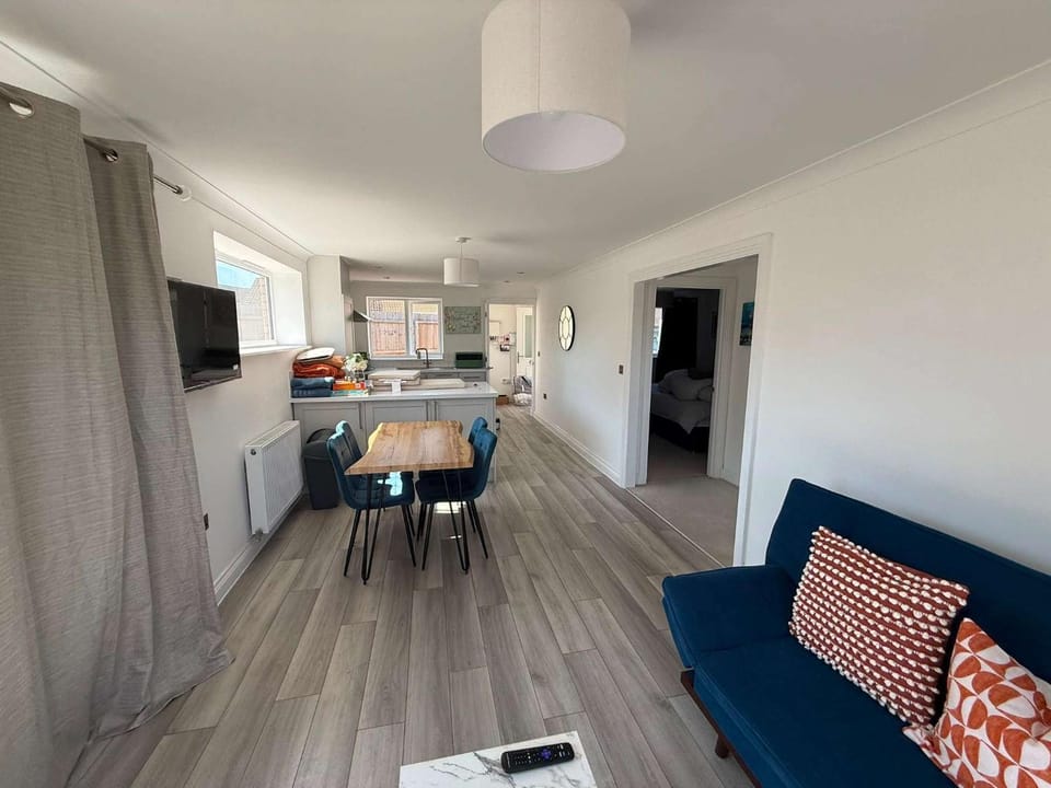Kitchen or kitchenette, Living room, Seating area, Dining area, minibar, oven, pet friendly, stove