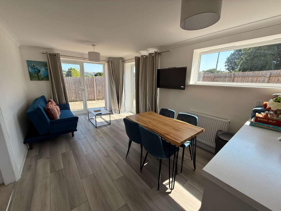 Communal lounge/ TV room, TV and multimedia, Kitchen or kitchenette, Living room, Seating area, Dining area, Evening entertainment