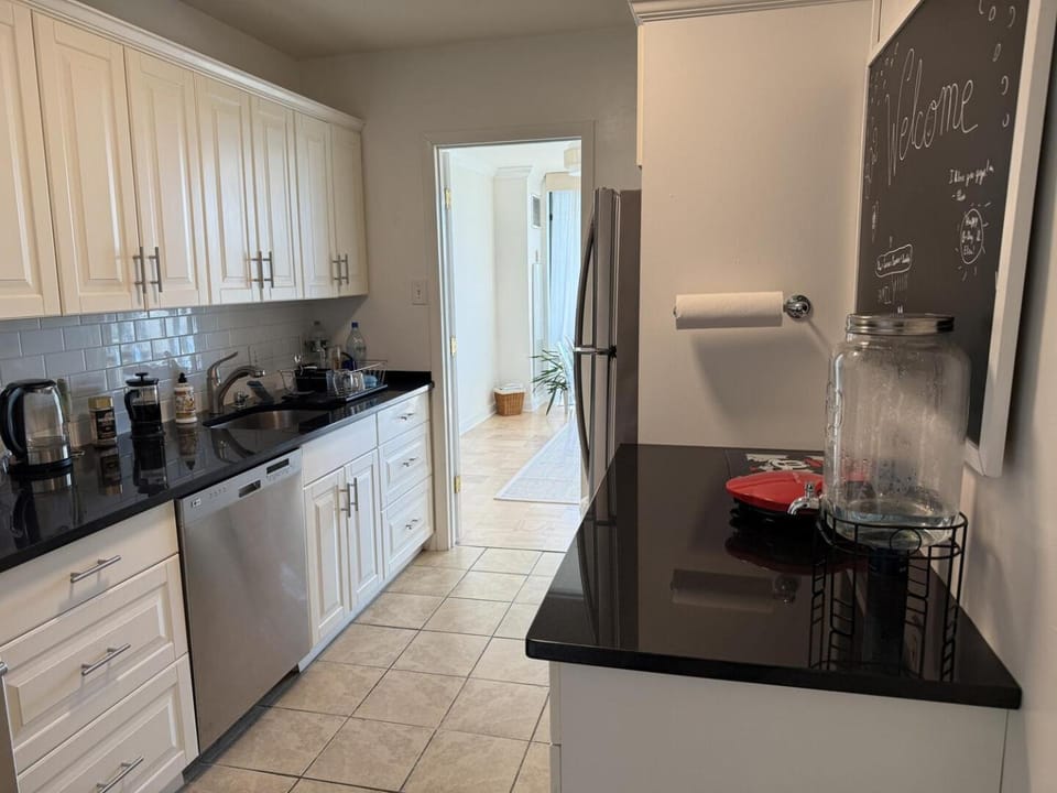 Bright and Spacious Renovated 2BR Apt in Bethesda, near Georgetown Apartment in Bethesda