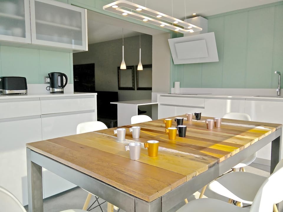 Balcony/Terrace, Kitchen or kitchenette, Photo of the whole room, Decorative detail, Dining area, On site, City view, Garden view, Landmark view, Mountain view, Quiet street view