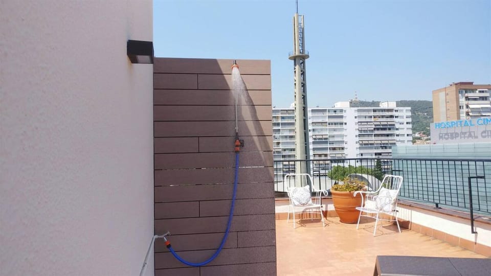 Shower, BBQ facilities, Balcony/Terrace, Photo of the whole room, Seating area, On site, City view, Garden view, Landmark view, Mountain view, Entertainment, Quiet street view