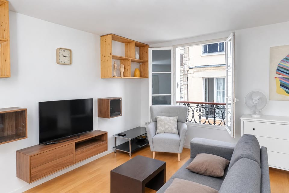 Facade/entrance, TV and multimedia, Living room, Seating area