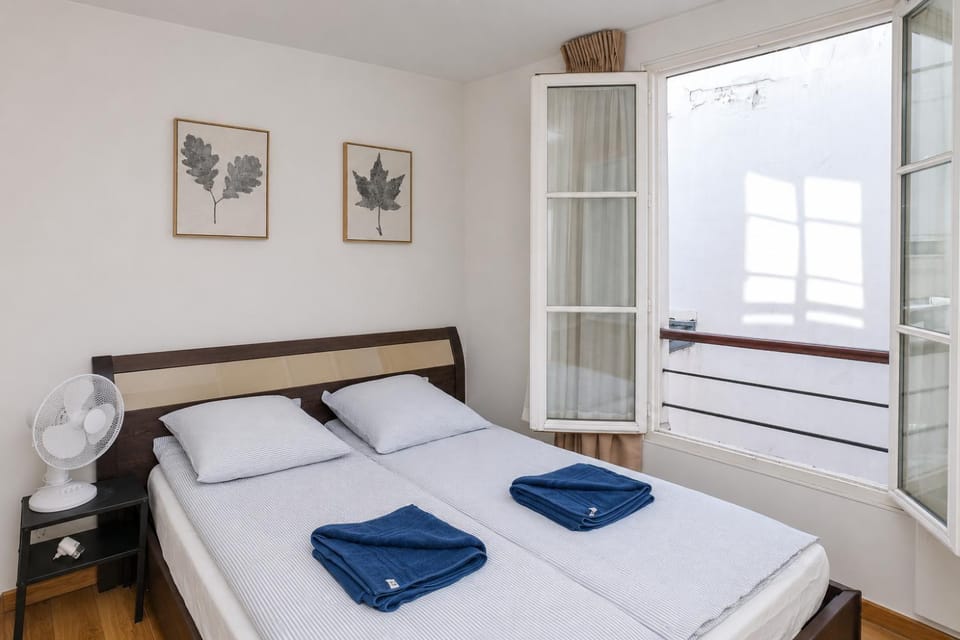 Bed, Bedroom, towels