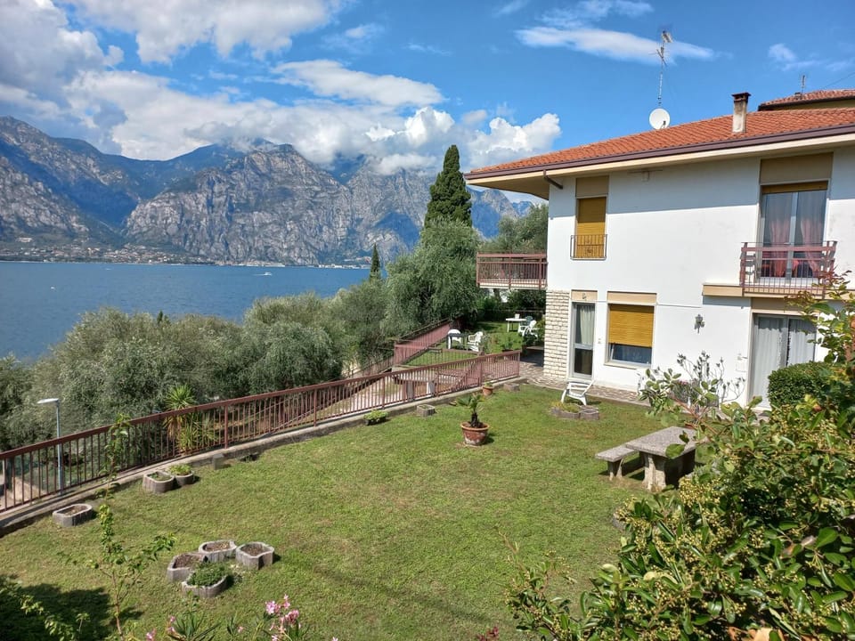 Panoramic Garden with Lake View Studio Apartment in Malcesine
